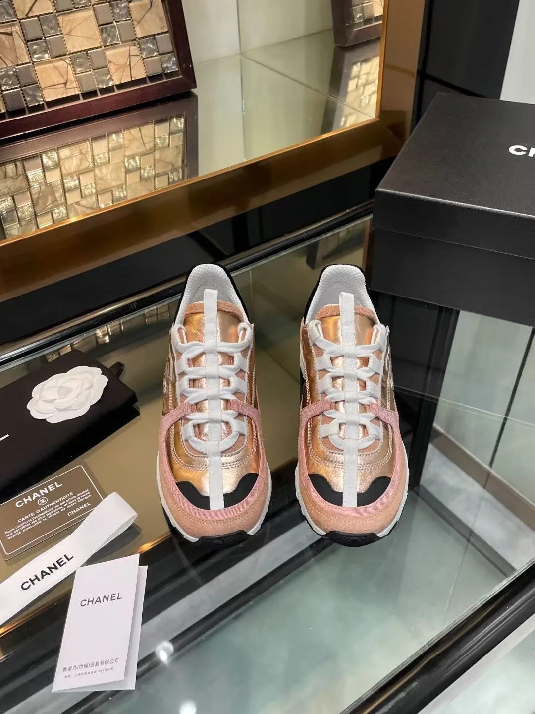 👟👟Ex-factory price 600👟👟Chanel Chanel 25SS latest white shoes, casual sports shoes, skate shoes, original purchase, development and production. Xiaoxiang C’s counter is another super hot model, loved by Internet celebrity bloggers and ladies, various praises on social platforms, super popular, high quality, breathable and super spring and summer. Seeing this issue always arouses the inner desire of girls for fashion. The latest calfskin material Classic black and white color scheme, fashionable on the feet and easy to care for #Material: Original customized imported cowhide material #Inner lining: Customized soft sheepskin lining #Sole: Original open-molded TPU non-slip outsole #Sole thickness: 2.5CM Size: 35-40 (custom-made size 40 is not returnable)